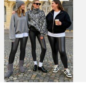 NWOT Retro Gong Liquid  Leggings in Black  in Size M